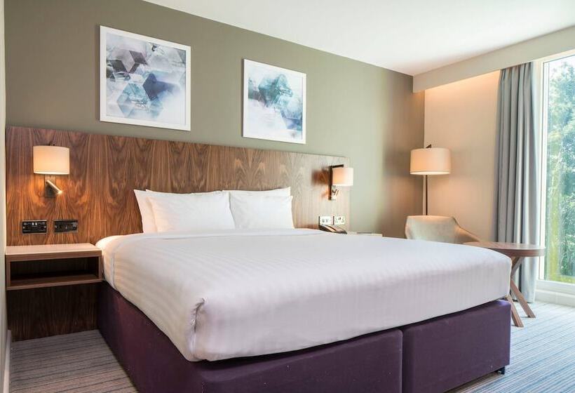 هتل Courtyard By Marriott London Gatwick Airport