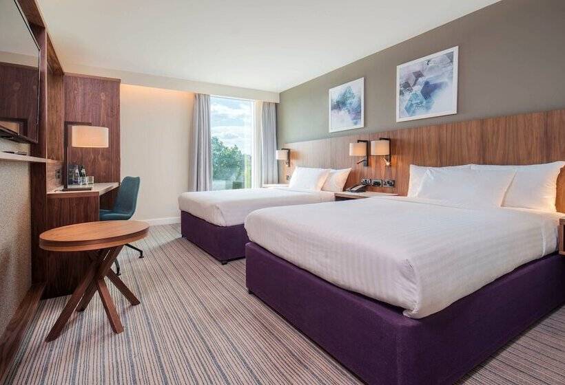 هتل Courtyard By Marriott London Gatwick Airport