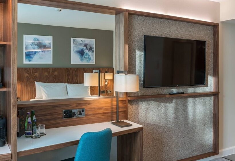 هتل Courtyard By Marriott London Gatwick Airport