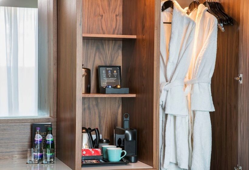 هتل Courtyard By Marriott London Gatwick Airport