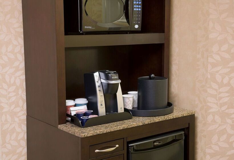 هتل Revery Toronto Downtown, Curio Collection By Hilton
