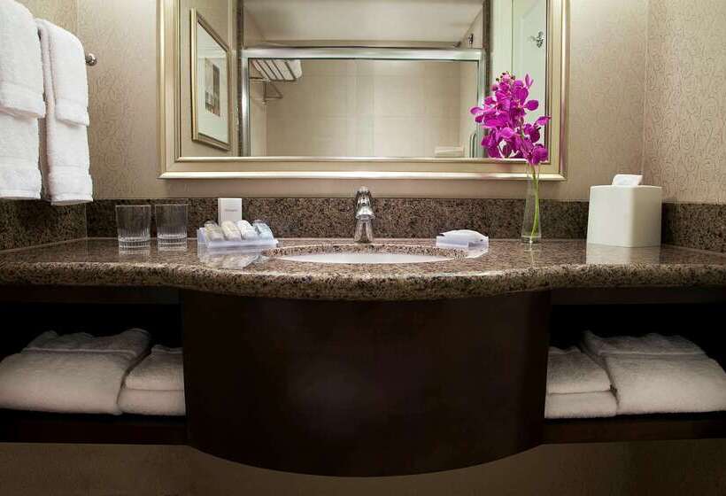 هتل Revery Toronto Downtown, Curio Collection By Hilton