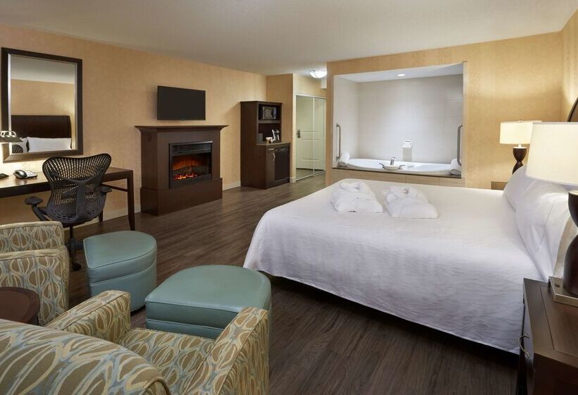 هتل Revery Toronto Downtown, Curio Collection By Hilton