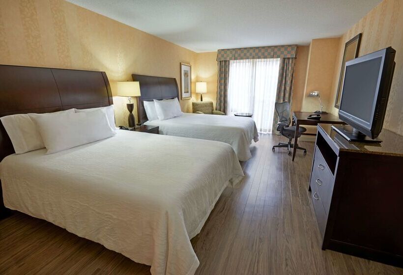 هتل Revery Toronto Downtown, Curio Collection By Hilton