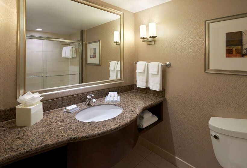 هتل Revery Toronto Downtown, Curio Collection By Hilton