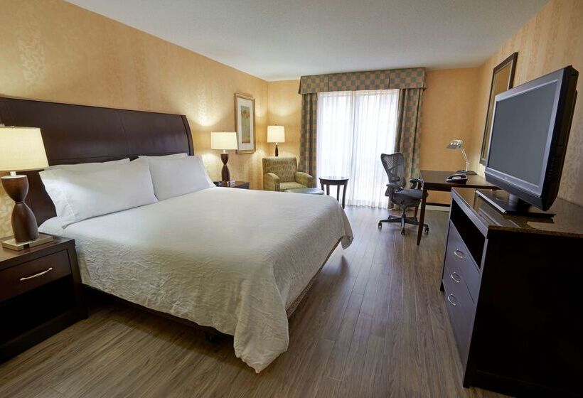 هتل Revery Toronto Downtown, Curio Collection By Hilton