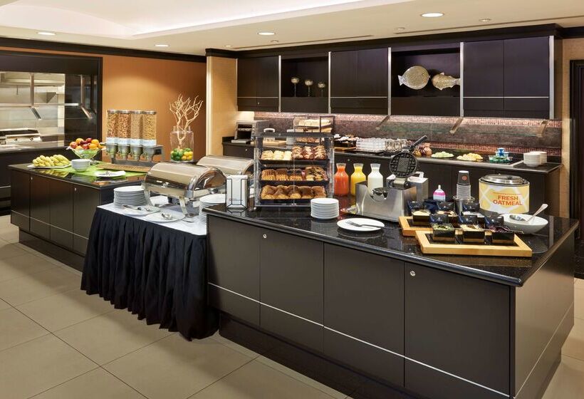 هتل Revery Toronto Downtown, Curio Collection By Hilton