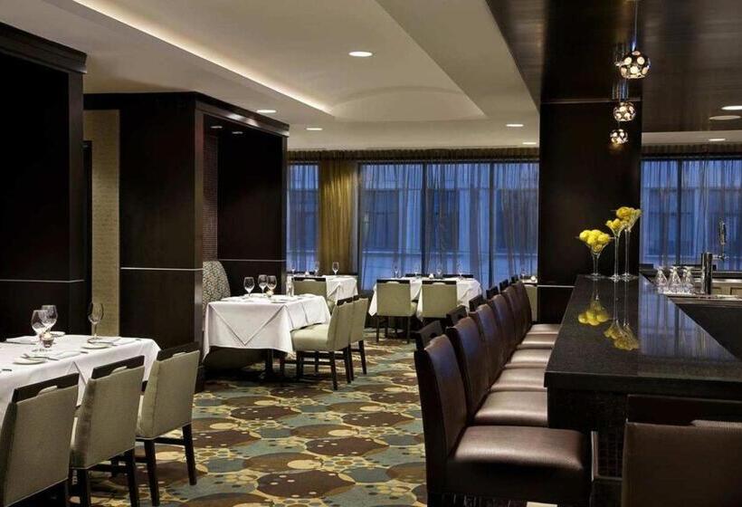 هتل Revery Toronto Downtown, Curio Collection By Hilton