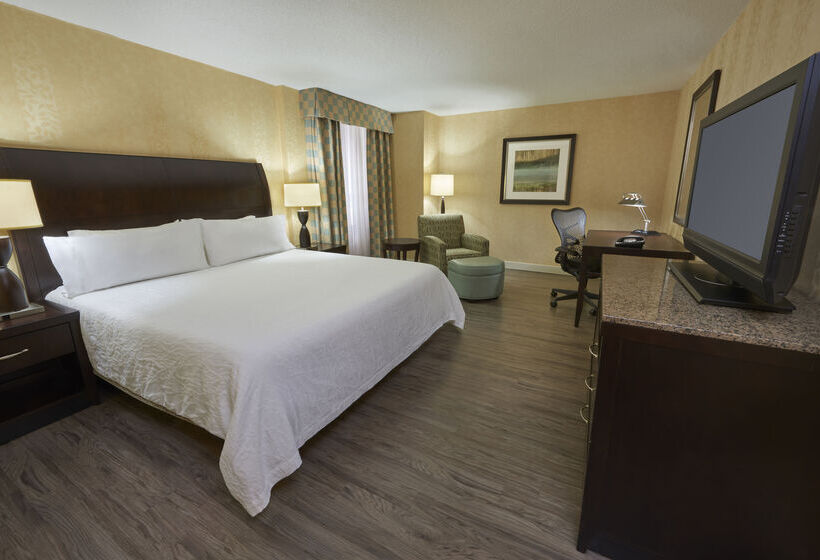 هتل Revery Toronto Downtown, Curio Collection By Hilton