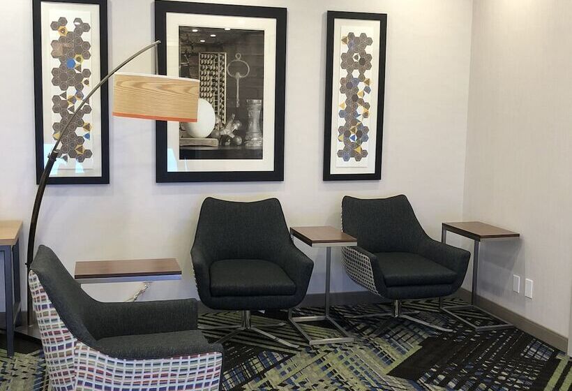 هتل Holiday Inn Express & Suites Halifax Airport, An Ihg