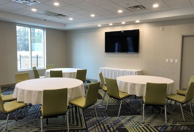 هتل Holiday Inn Express & Suites Halifax Airport, An Ihg