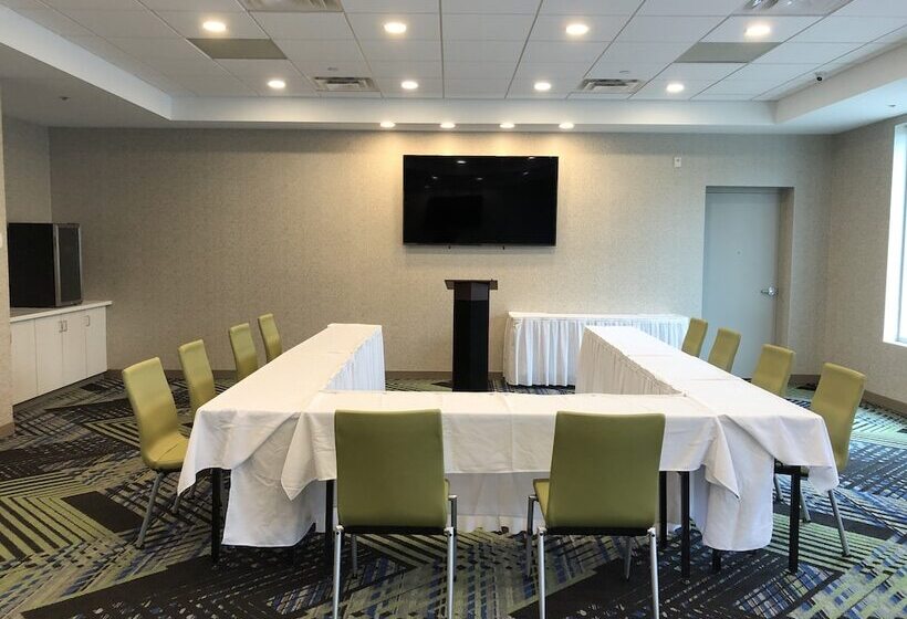 هتل Holiday Inn Express & Suites Halifax Airport, An Ihg