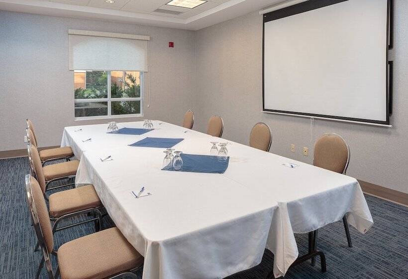 هتل Holiday Inn Express & Suites   Belleville, An Ihg