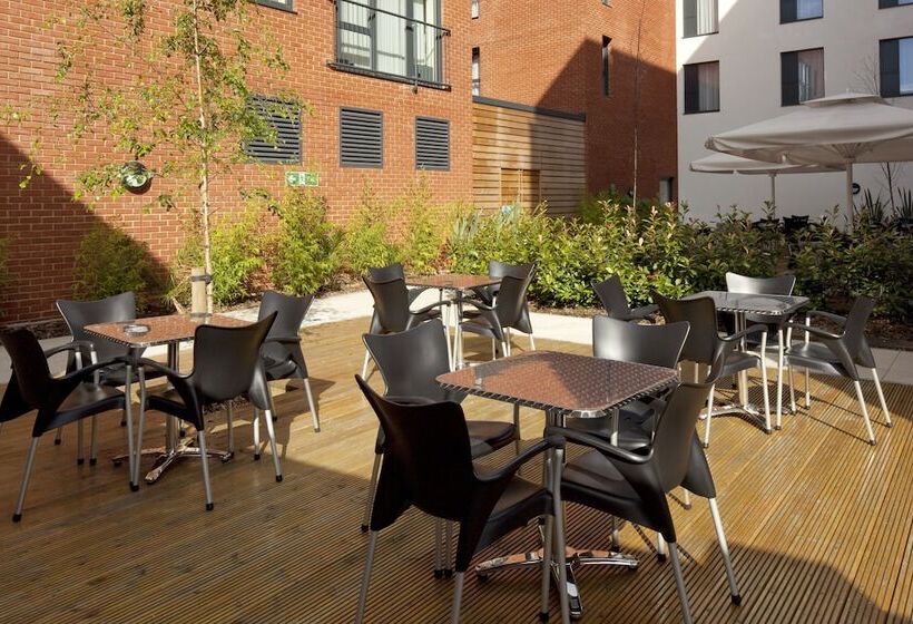 هتل Holiday Inn Express Cheltenham Town Centre, An Ihg