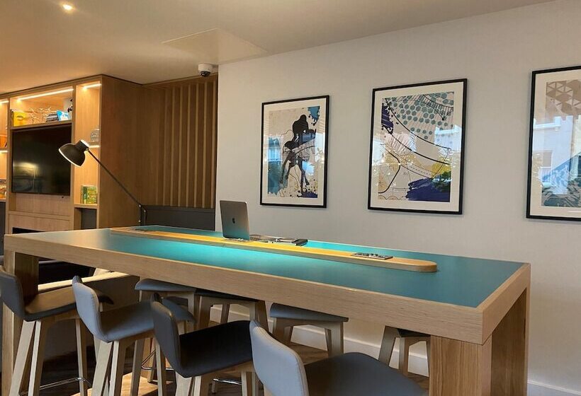 هتل Holiday Inn Express Cheltenham Town Centre, An Ihg