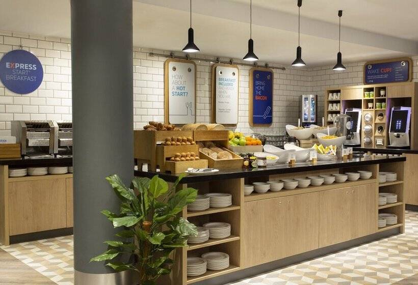 هتل Holiday Inn Express Cheltenham Town Centre, An Ihg