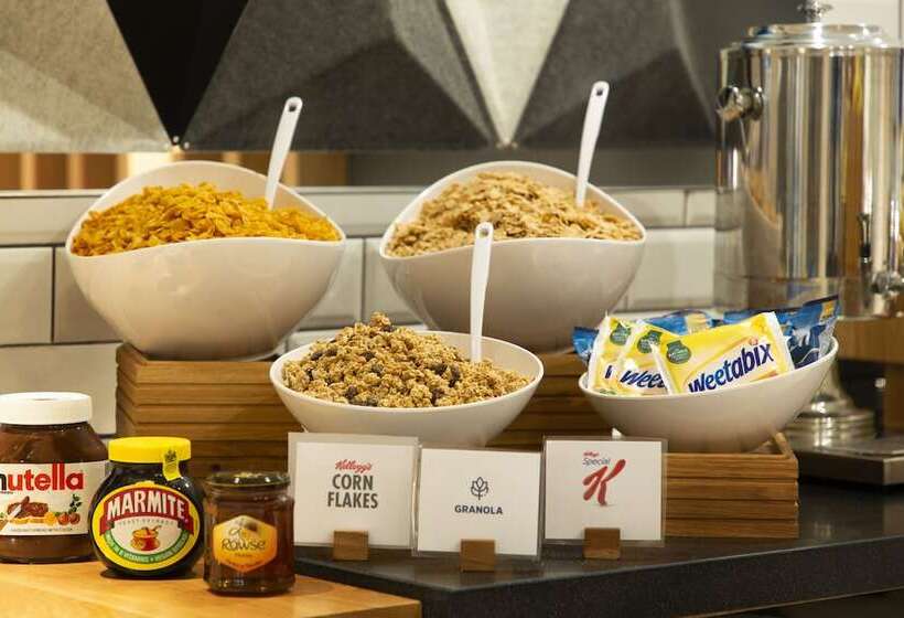 هتل Holiday Inn Express Cheltenham Town Centre, An Ihg