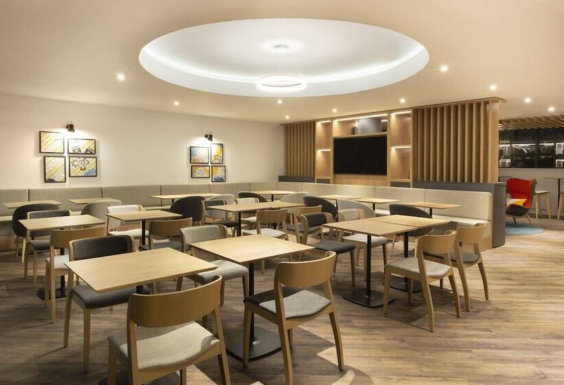 هتل Holiday Inn Express Cheltenham Town Centre, An Ihg