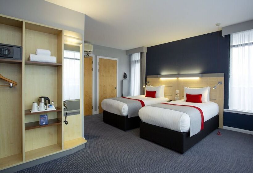 هتل Holiday Inn Express Cheltenham Town Centre, An Ihg