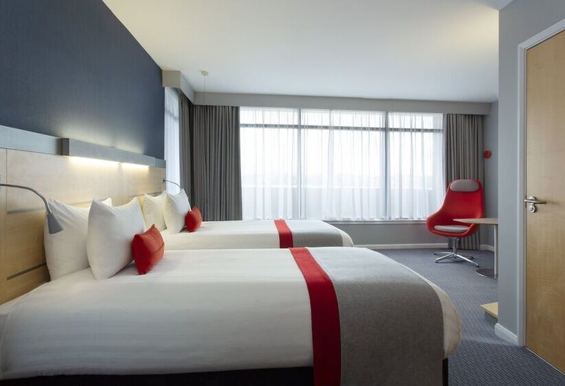 هتل Holiday Inn Express Cheltenham Town Centre, An Ihg