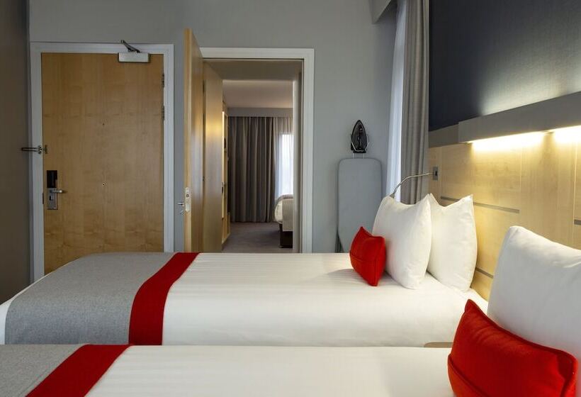 هتل Holiday Inn Express Cheltenham Town Centre, An Ihg