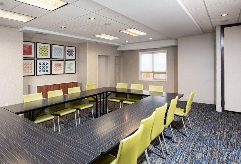 فندق Holiday Inn Express Grande Prairie, An Ihg