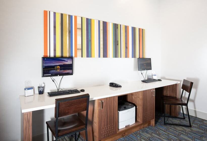 فندق Holiday Inn Express Grande Prairie, An Ihg