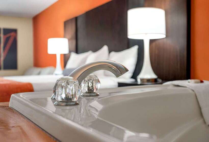 هتل Howard Johnson By Wyndham Pigeon Forge