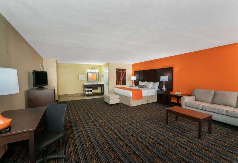 هتل Howard Johnson By Wyndham Pigeon Forge