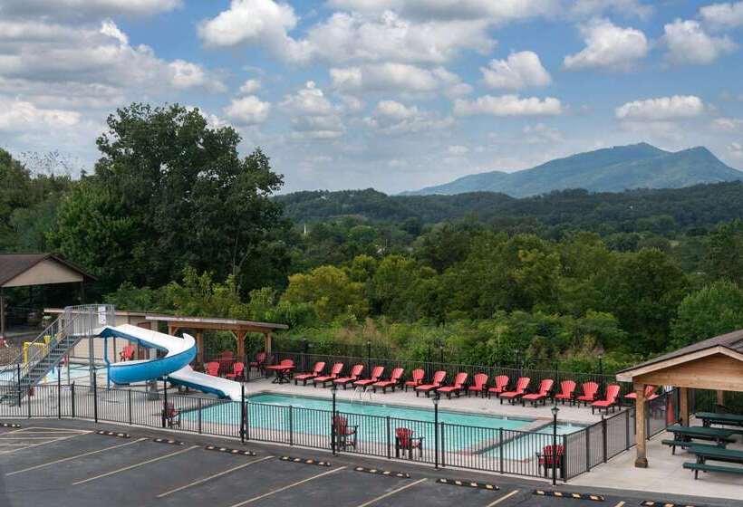 هتل Howard Johnson By Wyndham Pigeon Forge