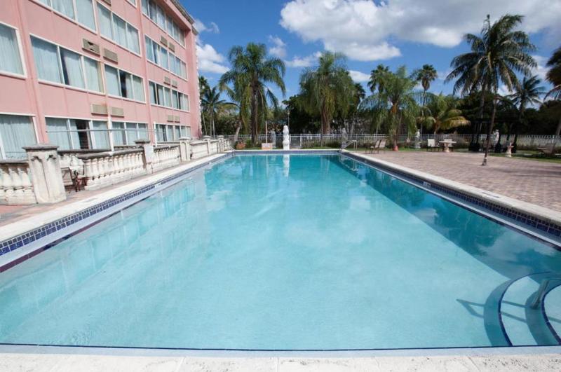 هتل Miami Gardens Inn & Suites