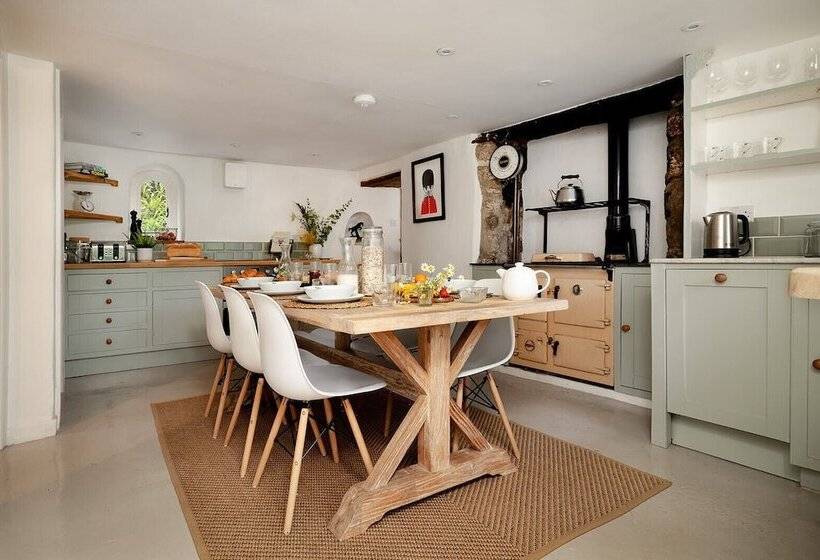 Weeke Brook   Quintessential Thatched Luxury Devon Cottage