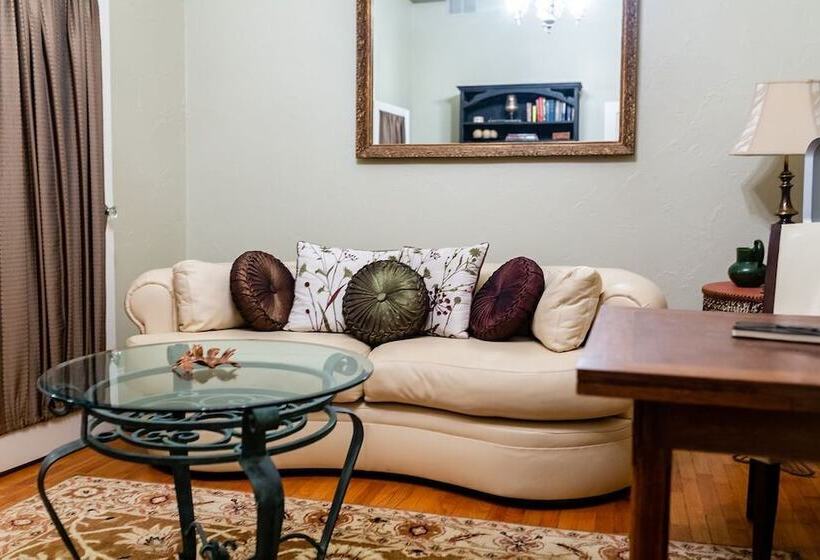تختخواب و صبحانه Decatur Courthouse Suites