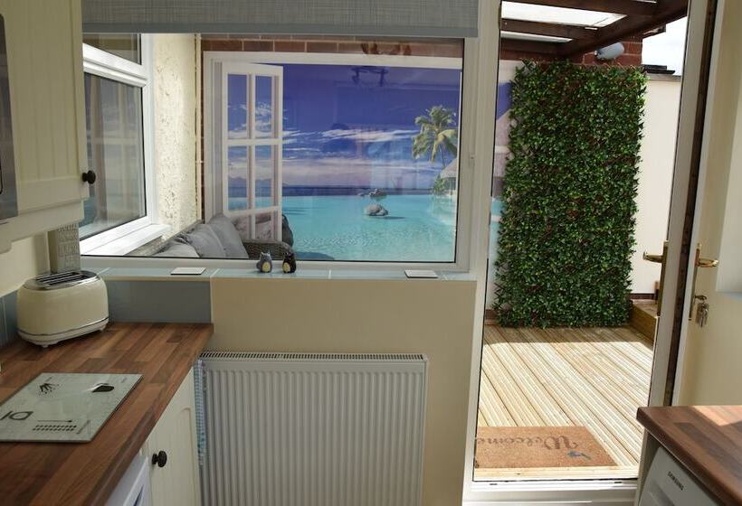 2 Bed Cottage   Sleeps4   Garden   Bbq