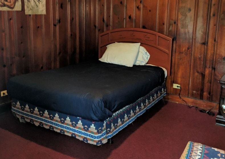 فندق على الطريق Colonial Inn