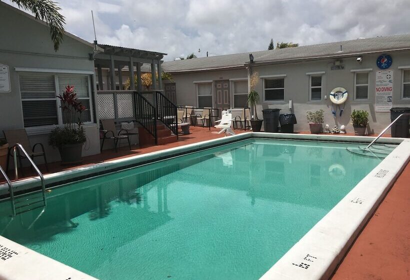 Richards Motel Courtyard