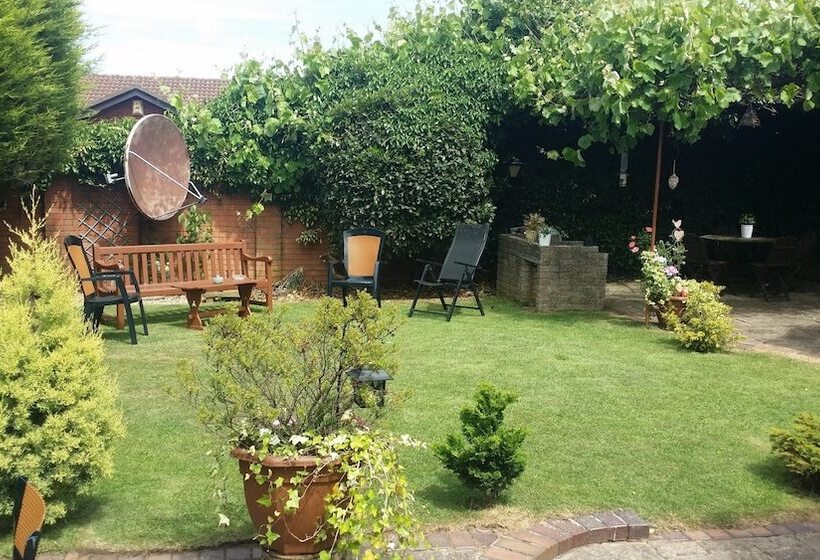 The Cedars House B&b