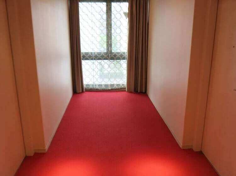 Hamilton Hotel Red
