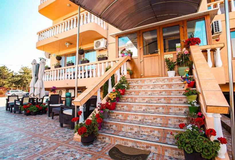 Отель Roxy & Maryo Restaurant Terasa Loc De Joaca Pentru Copii Parcare Gratuita