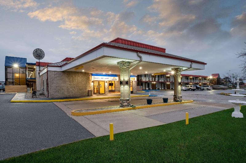 בית מלון כפרי Days Inn By Wyndham Perrysburg Toledo