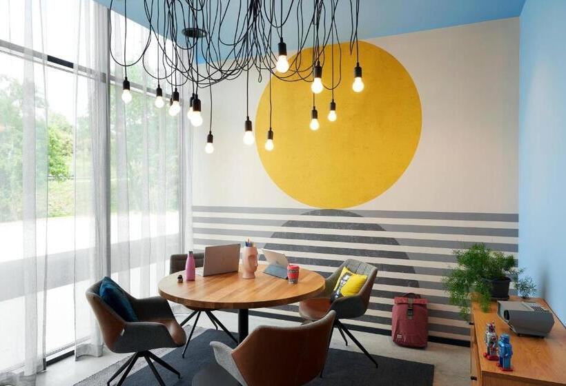 هتل Moxy Sophia Antipolis
