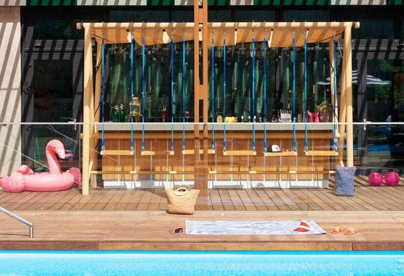 هتل Moxy Sophia Antipolis