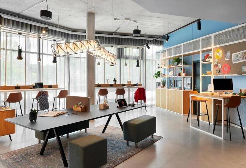 هتل Moxy Sophia Antipolis