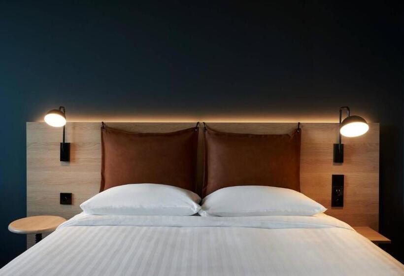 هتل Moxy Sophia Antipolis