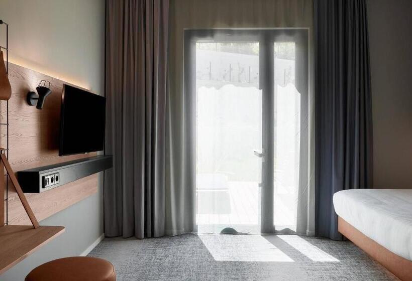هتل Moxy Sophia Antipolis