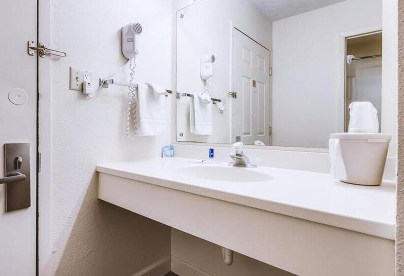 هتل Sky Palace Inn & Suites Mccook