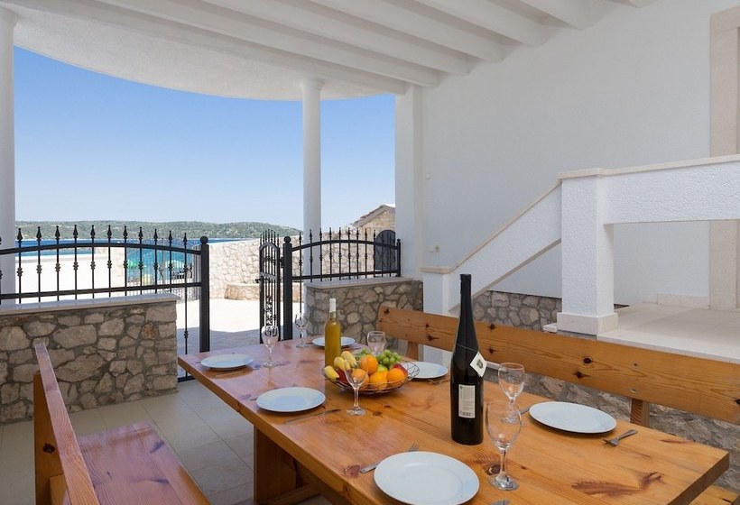 Beautiful Villa On The Coast In Sevid