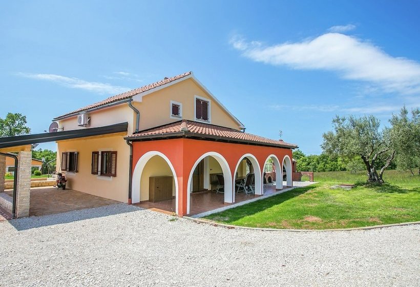 Villa For 8 Persons With Large Garden And Heated Pool In A Quiet Locality