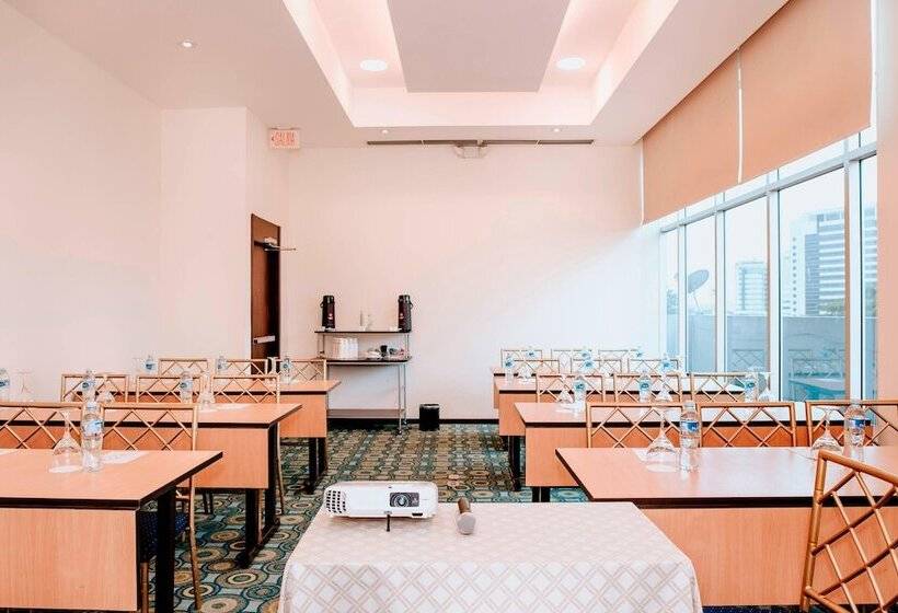 هتل Courtyard By Marriott Guayaquil