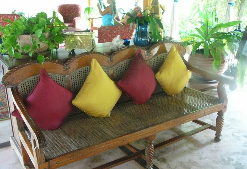هتل Kinasi Lodge